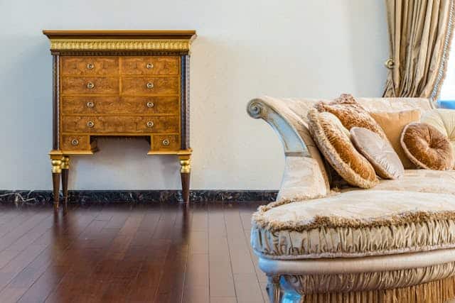 3. Case în stil baroc - importanța lemnului masiv în amenajarea interioară- comoda, canapea-min